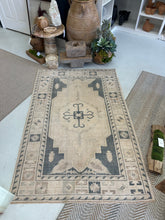 Load image into Gallery viewer, Vintage Faded Ivory &amp; Charcoal Medallion
