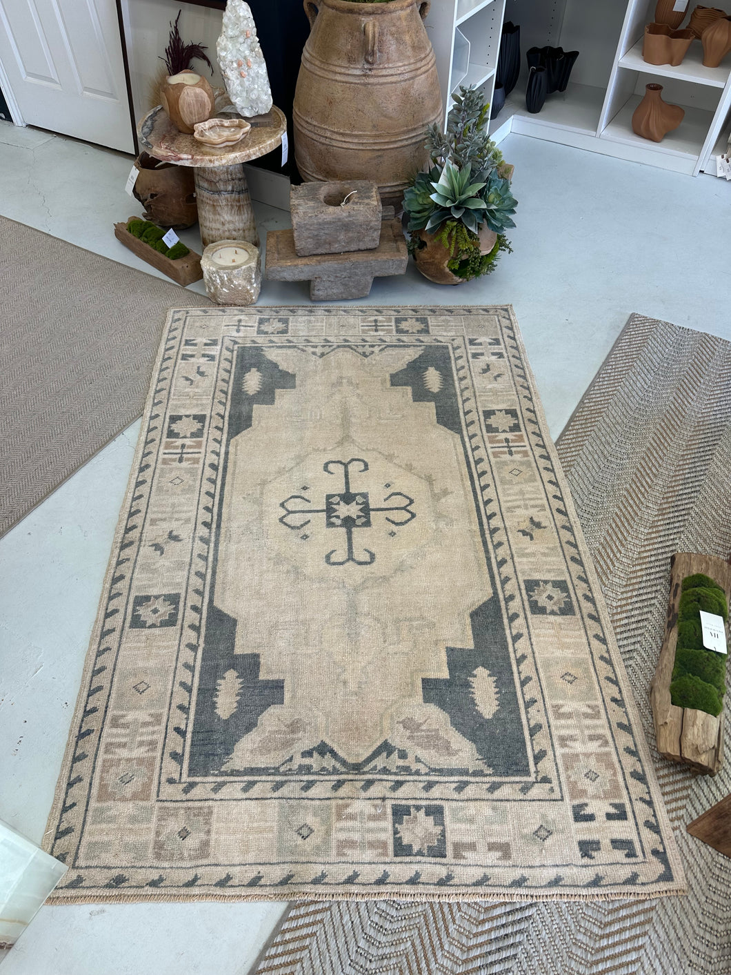 Vintage Faded Ivory & Charcoal Medallion
