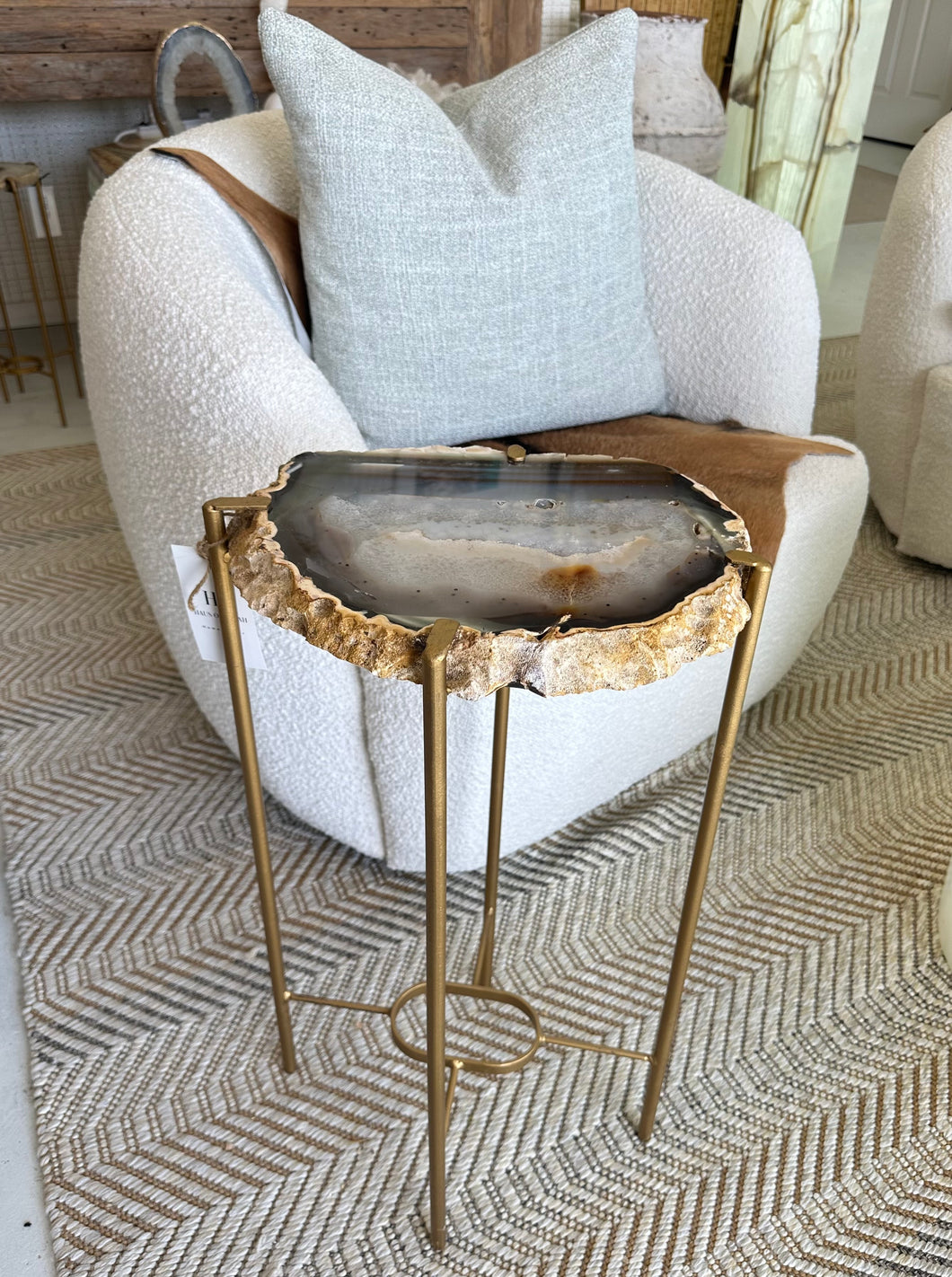 High-Contrast Agate Accent Table with Deep Earth Tones